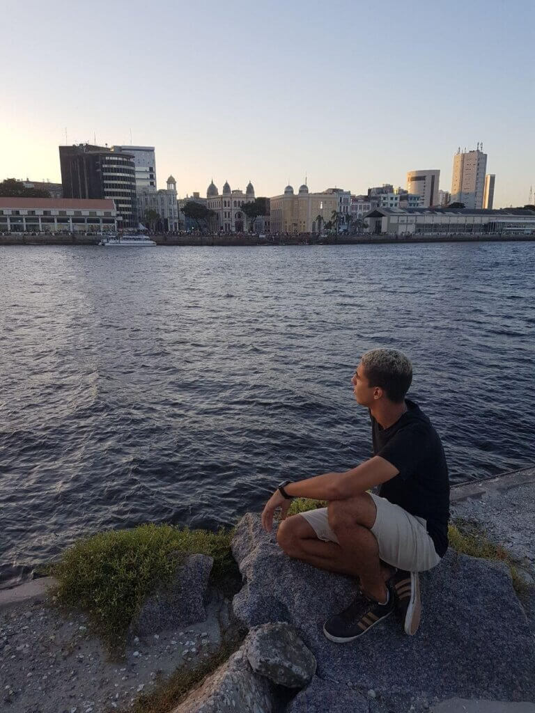 Gabriel no centro do Recife, na margem do rio Capibaribe.