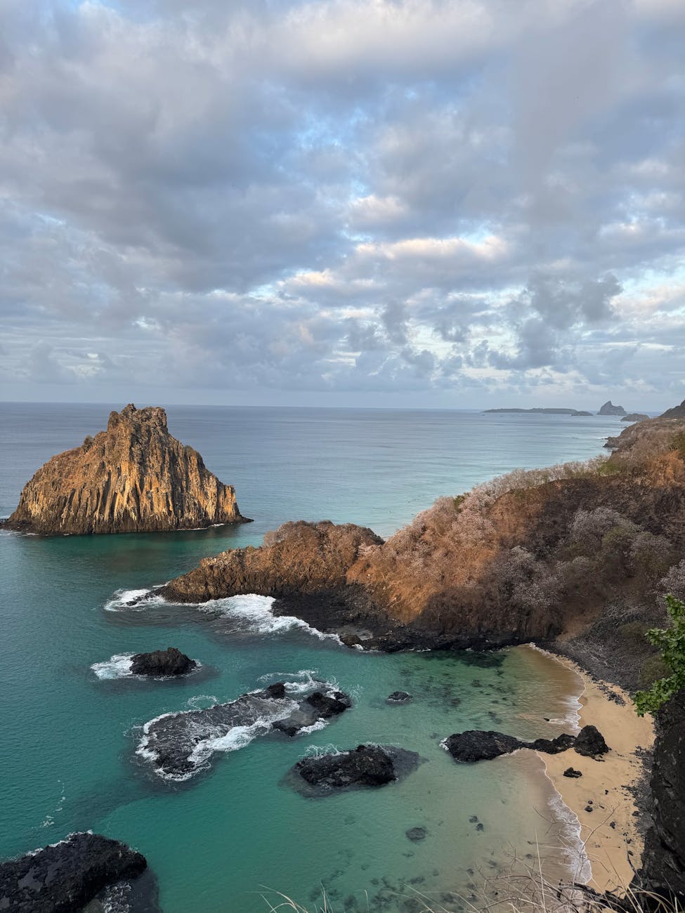 Fernando de Noronha Vista aérea da Praia do Sancho em Fernando de Noronha com água cristalina e falésias
