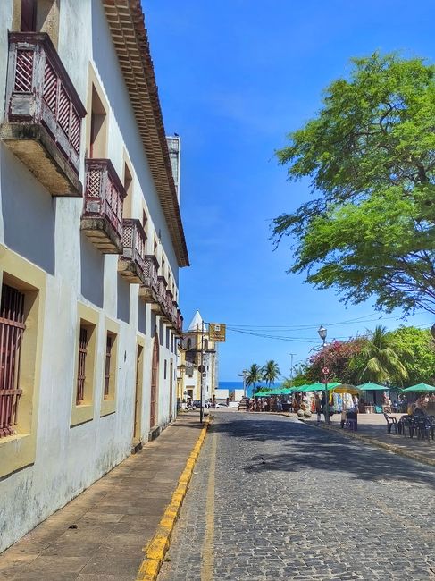Rua colonial em Olinda com paralelepipedos e casas coloridas