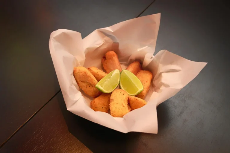 Prato de comida típica pernambucana com peixe e acompanhamentos nordestinos