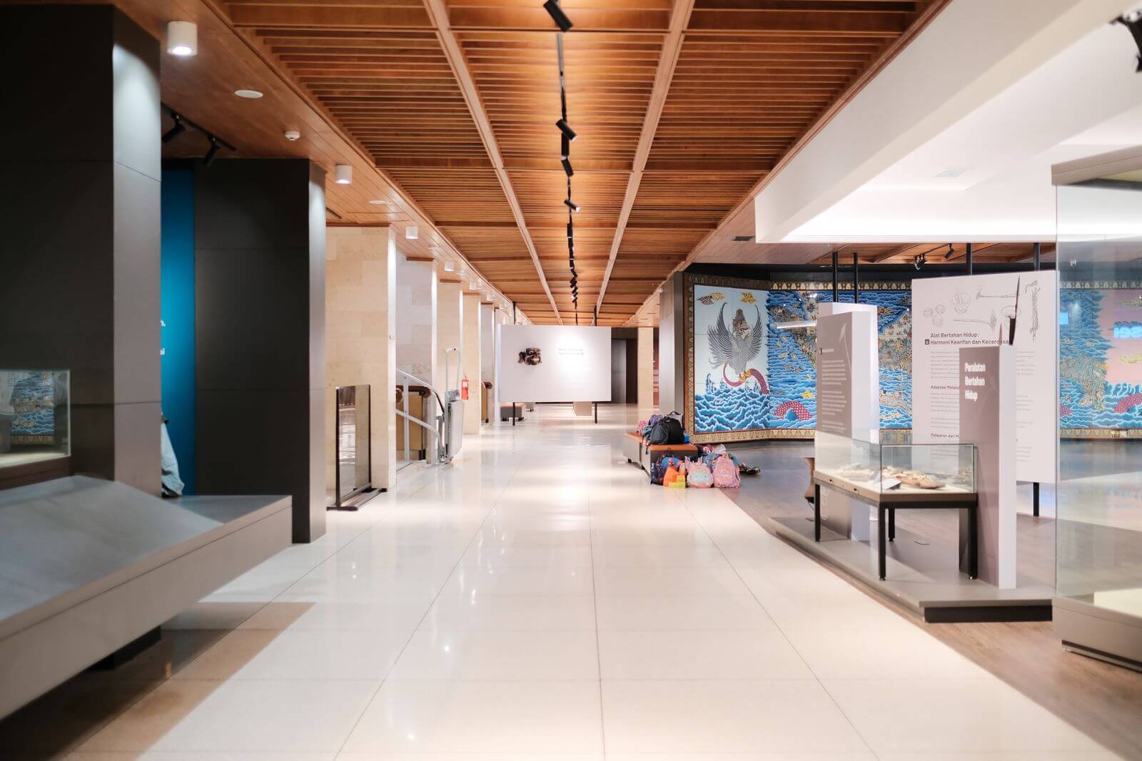 Corredor de museu com exposição iluminada, ambiente cultural de Recife