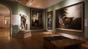 Sala de galeria de arte com quadros pendurados, ambiente de museu
