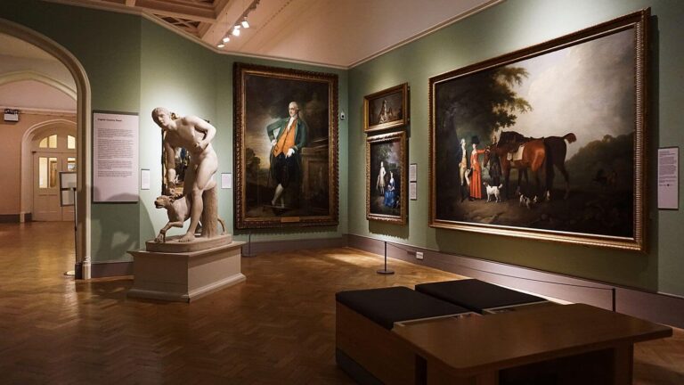 Sala de galeria de arte com quadros pendurados, ambiente de museu