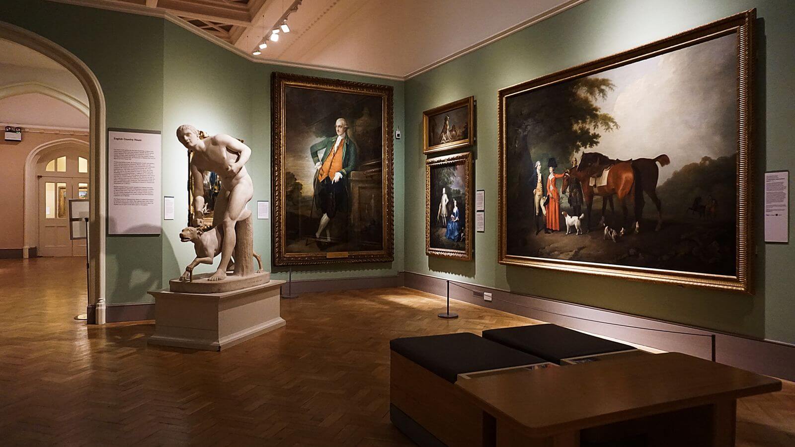 Galeria de arte com quadros, referência aos museus do Recife