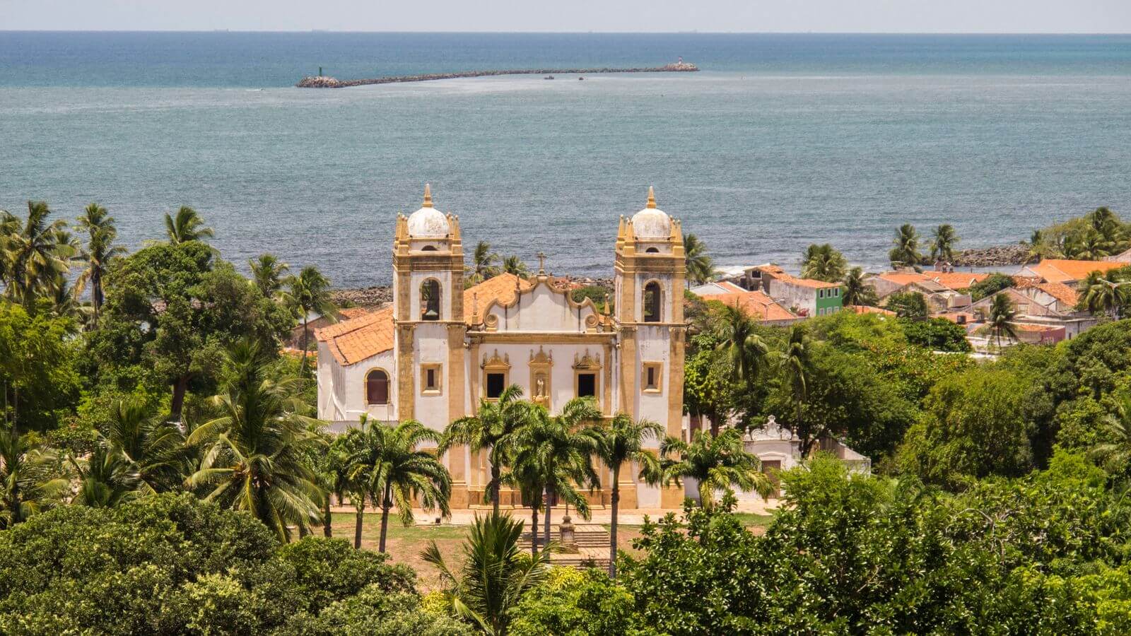 Igreja colonial de Olinda ao fundo, centro histórico de Olinda em Pernambuco