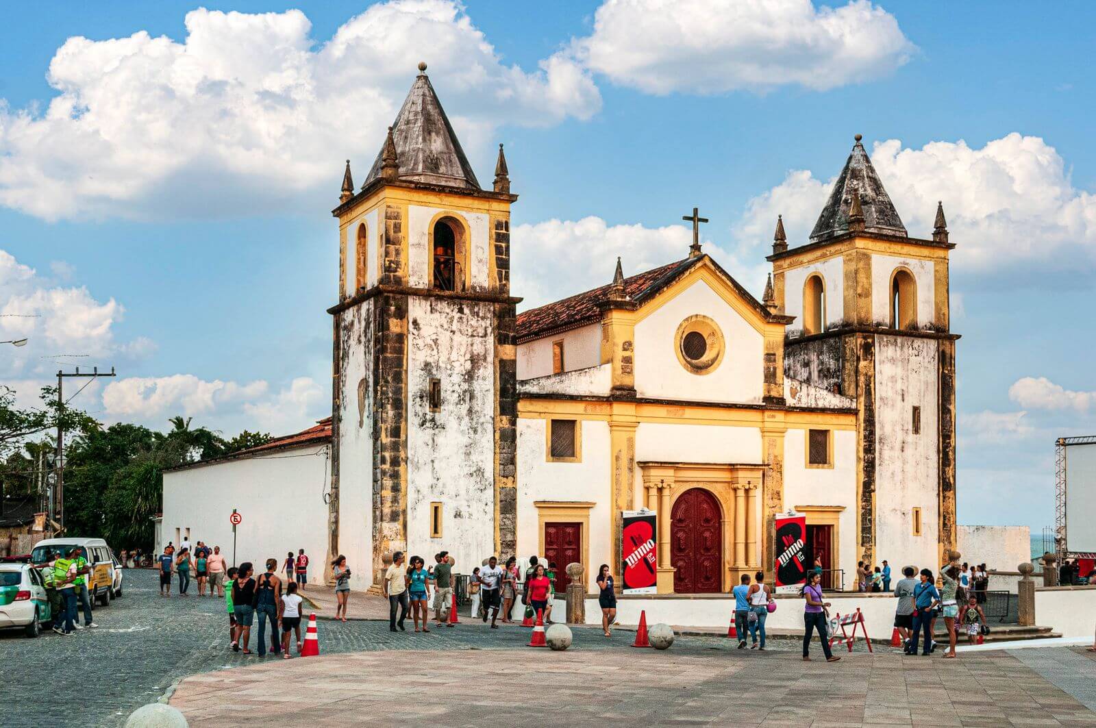Visitantes no centro histórico de Olinda, ladeiras e igrejas históricas