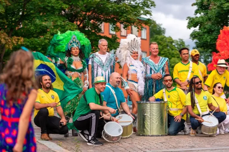 Multidão em festa popular brasileira, com foliões e animação ao ar livre