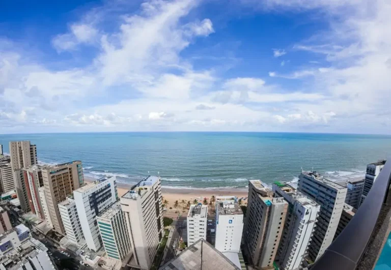 Orla de Boa Viagem em Recife com edifícios à beira-mar e praia urbana
