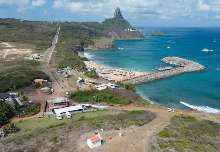 Vista aérea de Fernando de Noronha com praias paradisíacas e mar azul-turquesa