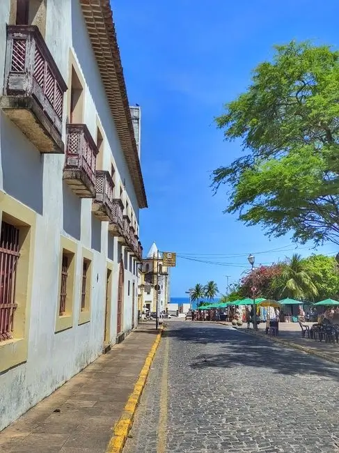 Rua colorida de Olinda com casarios históricos e ladeiras do centro antigo