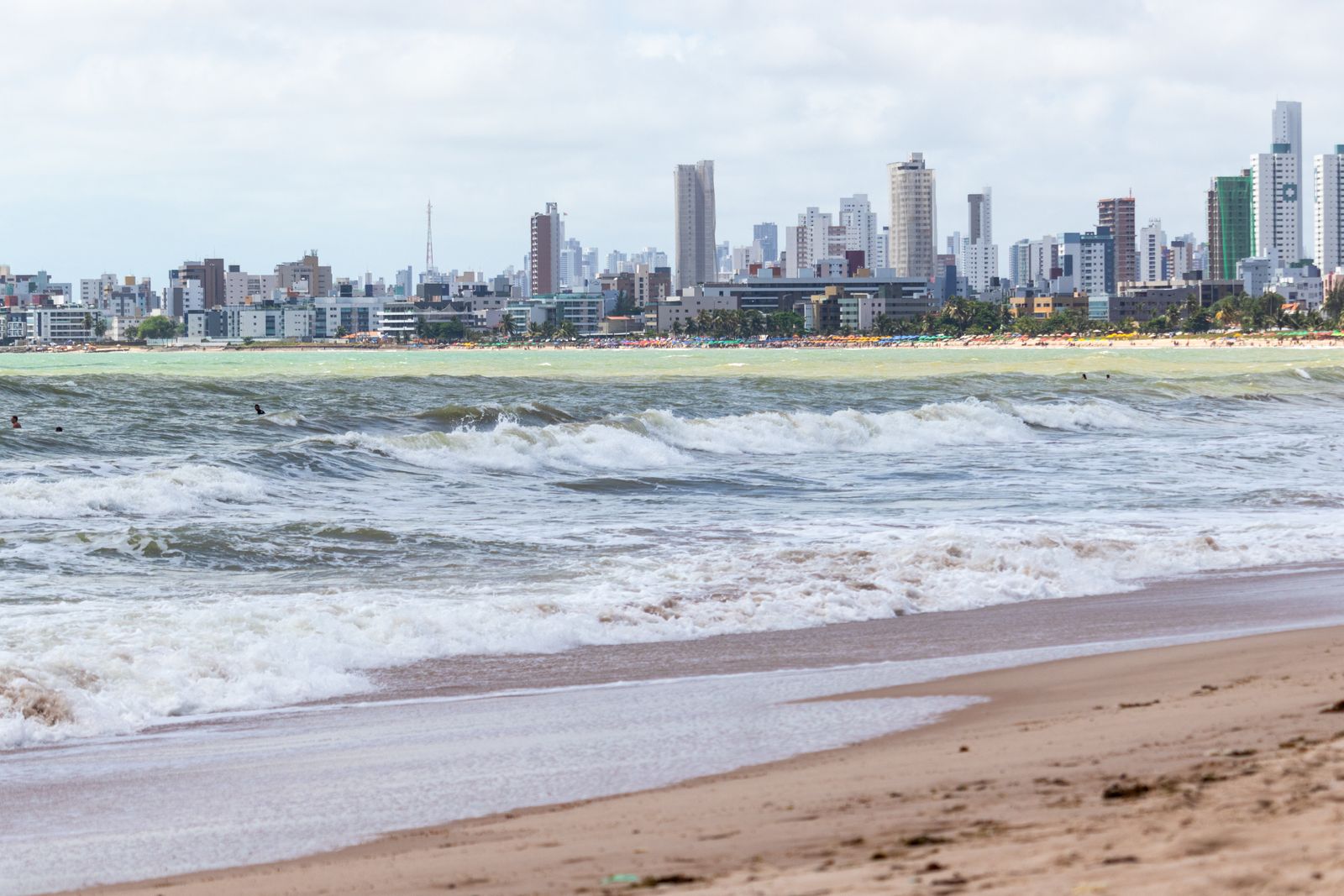 Mar azul com ondas suaves em praia da região de Recife