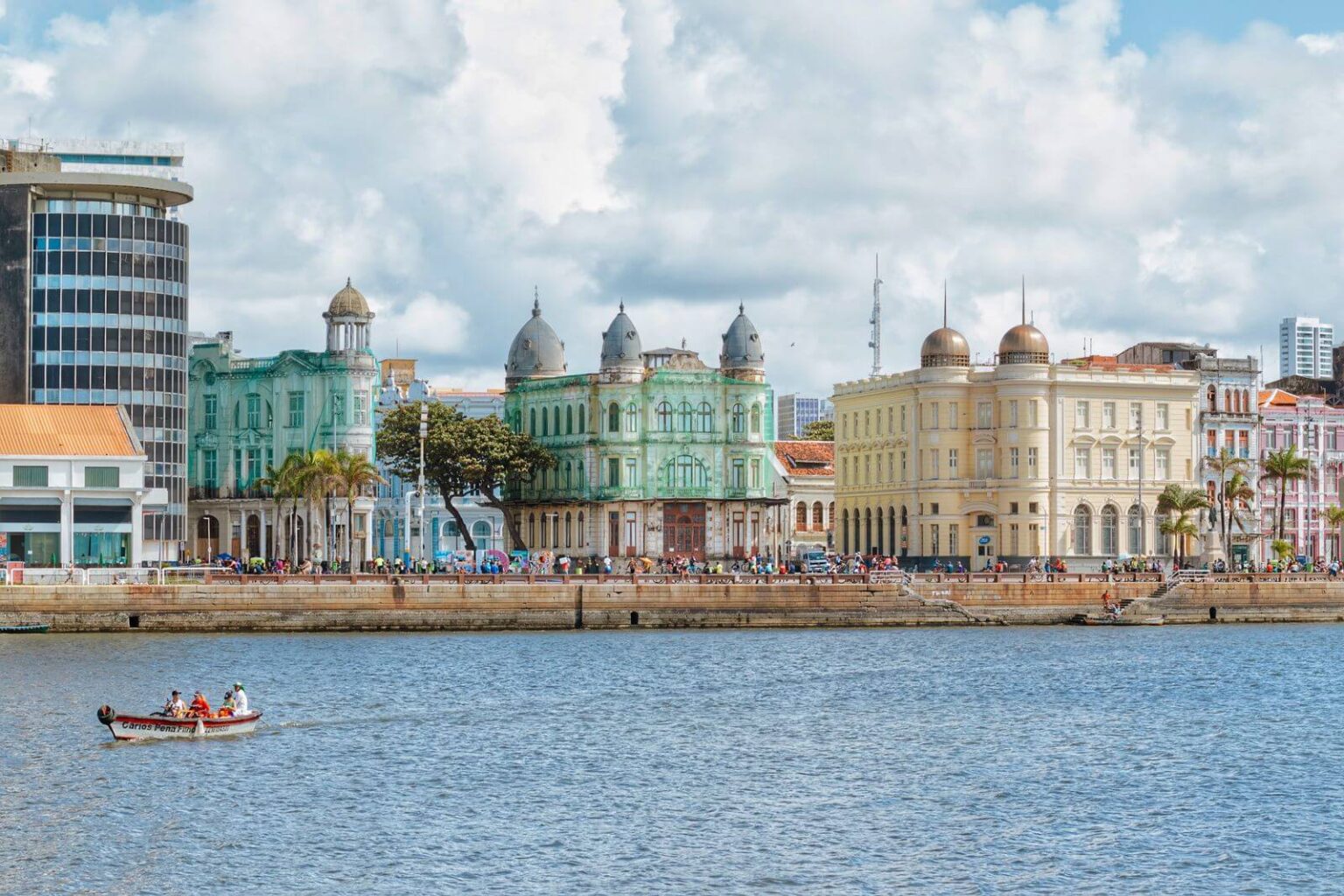 Vista do cais do Recife Antigo com prédios históricos e água