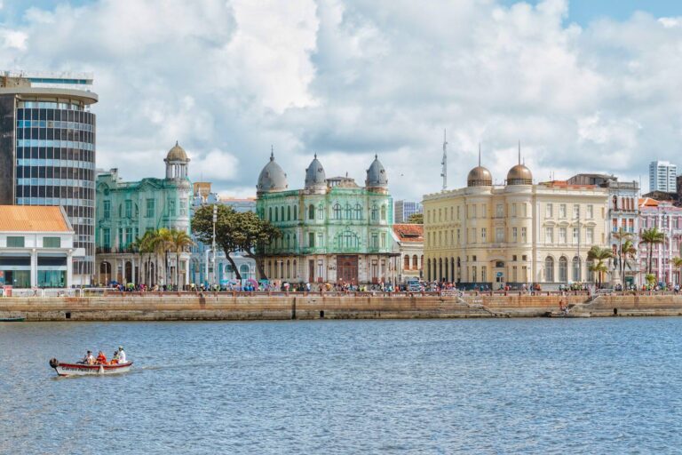 Vista do cais do Recife Antigo com prédios históricos e água
