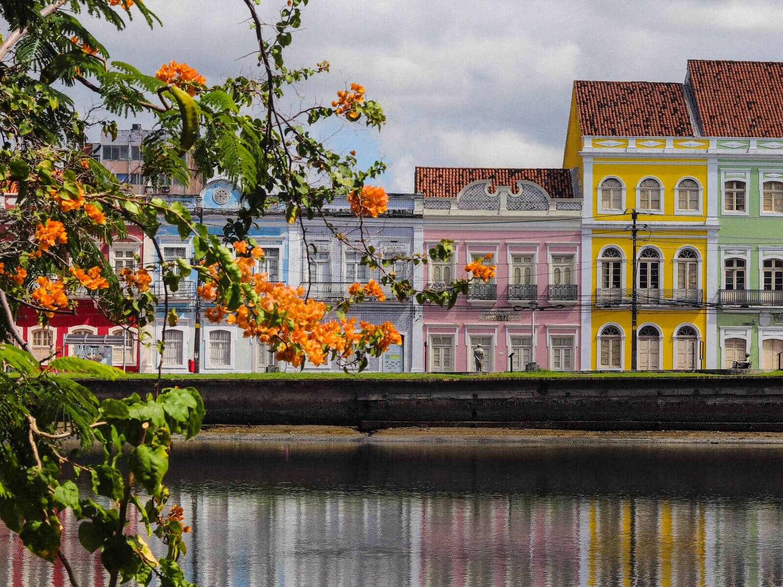Canal com espelho d'água no Recife Antigo, referência às paisagens históricas