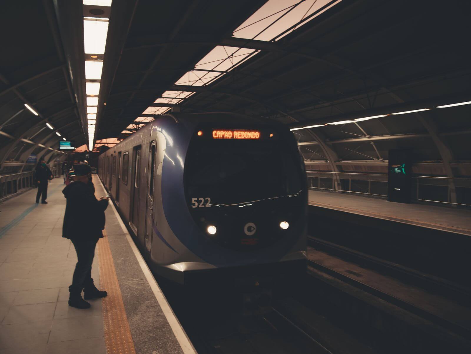 Passageiros na plataforma de uma estação de trem, transporte complementar no Recife