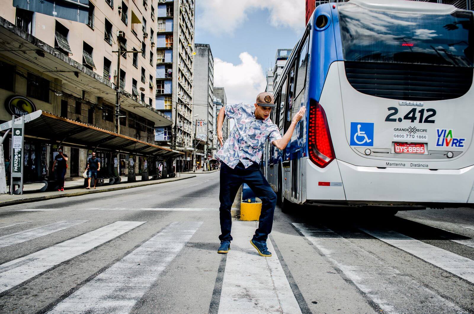 Ônibus circulando nas ruas do Recife, opção de transporte público para turistas