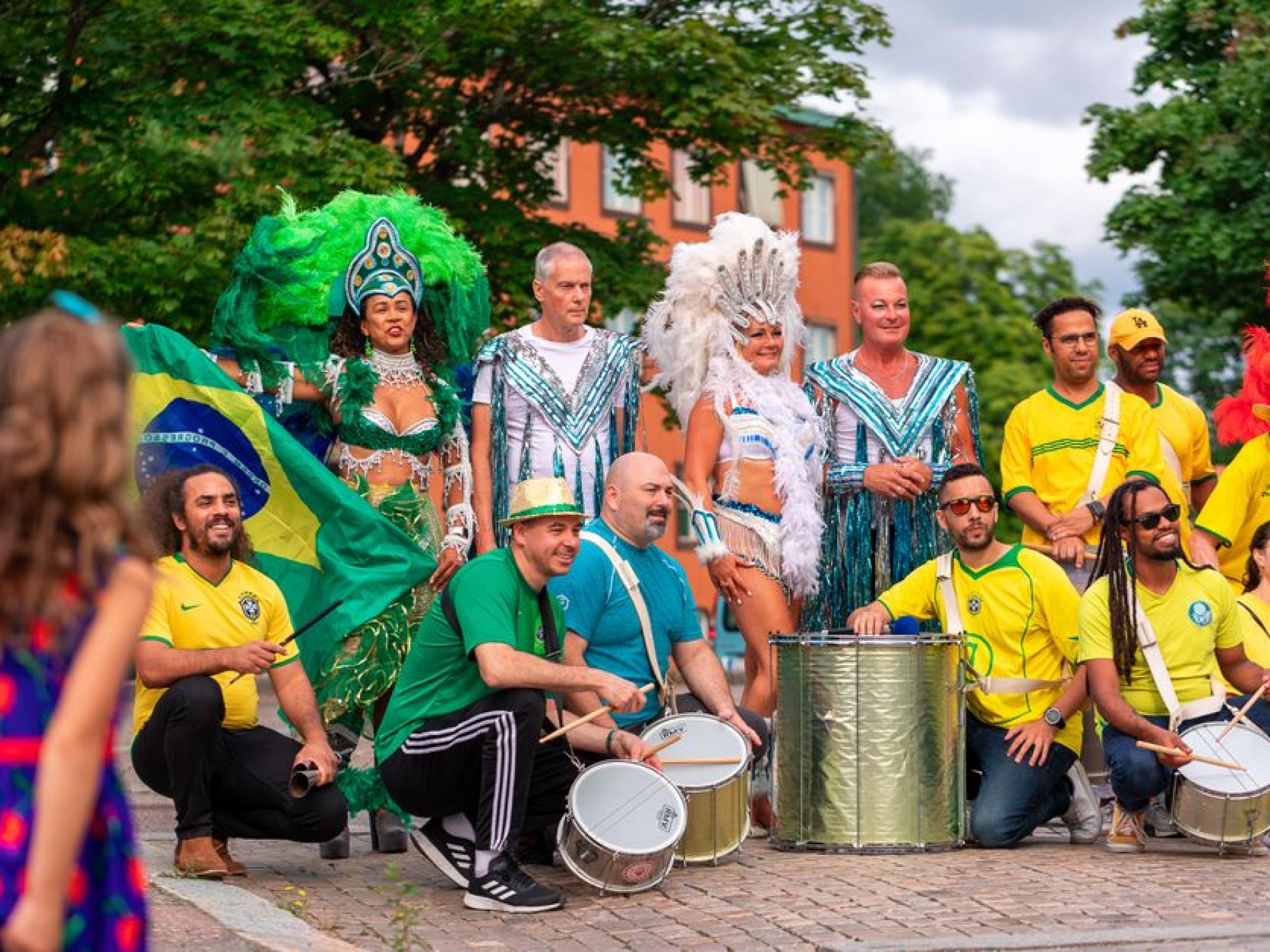 Foliões fantasiados com tambores em festival brasileiro