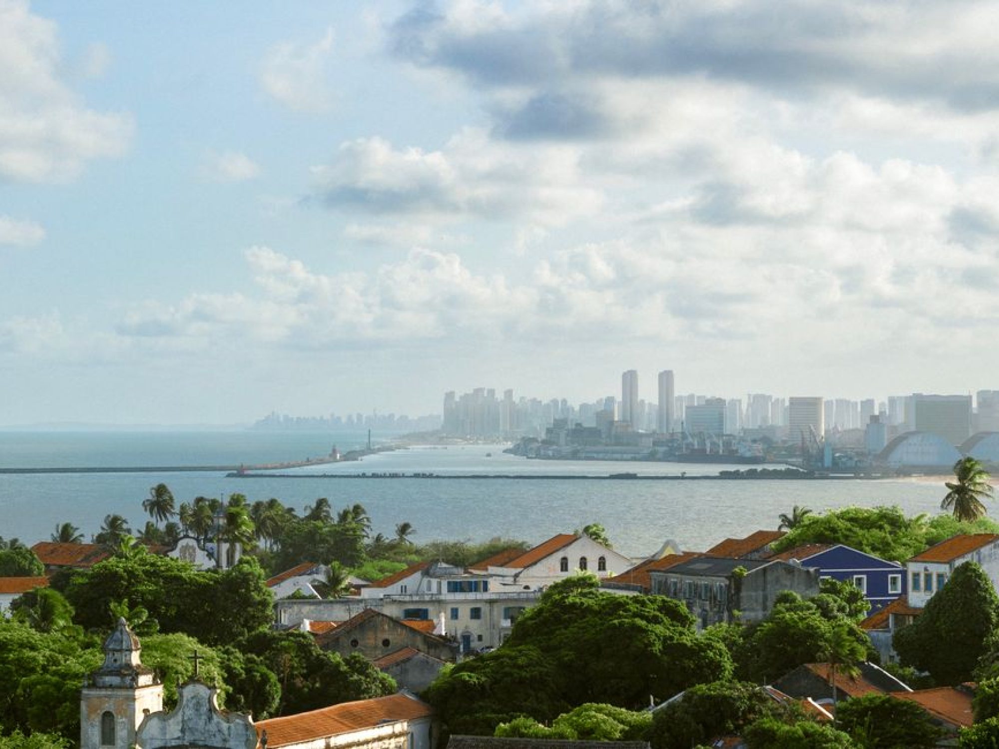 Vista aerea de Olinda e Recife com costa e edificios historicos